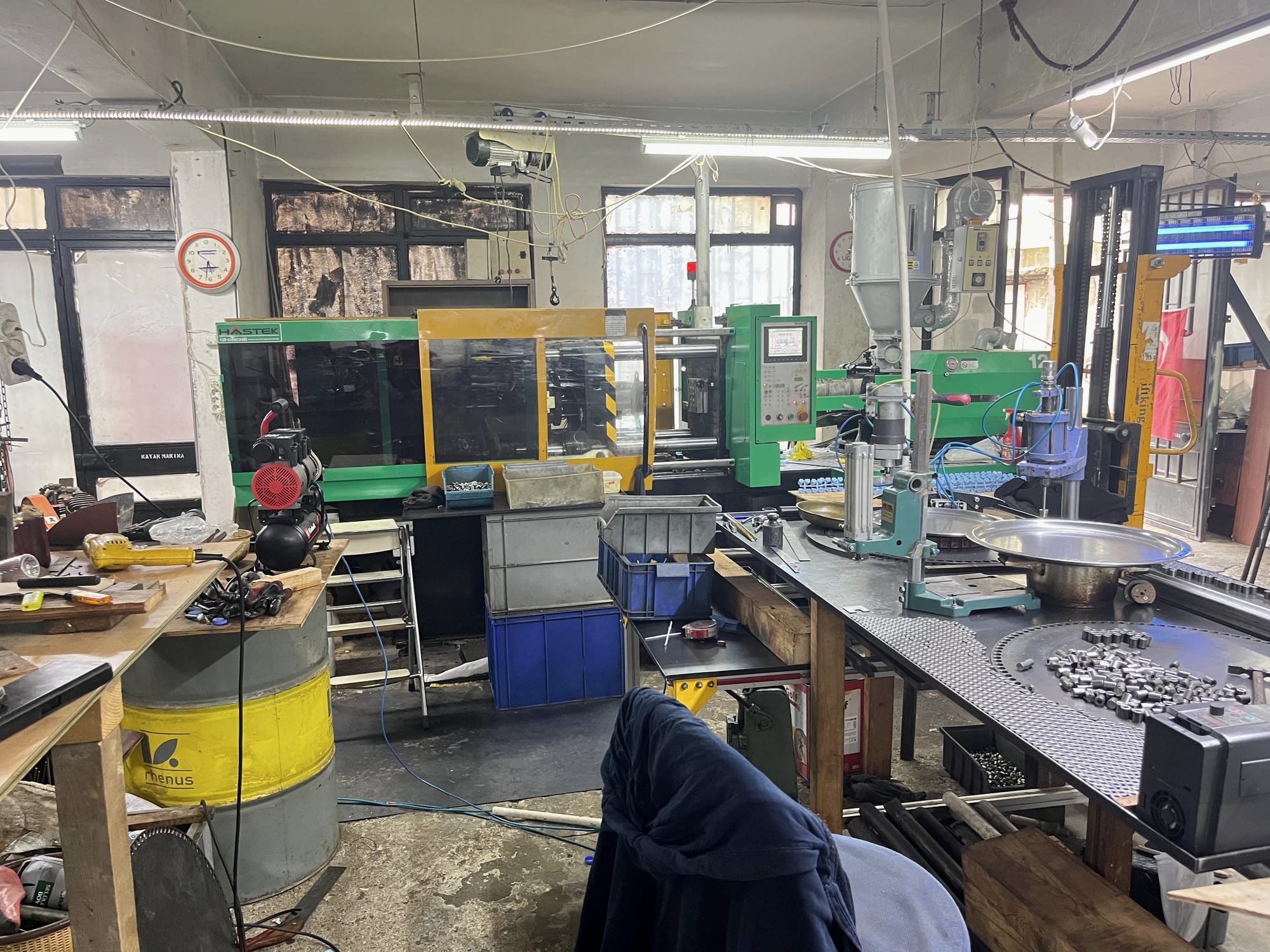 The INTECHMAR workshop with moulding machines and finishing benches
